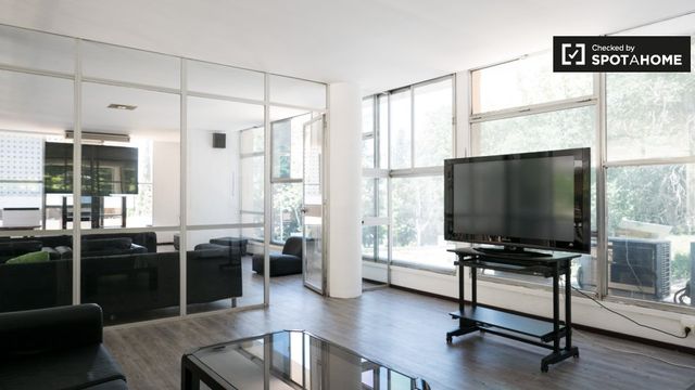 https://cdn.dinacode.com/levelup-featured/public-read/ad/madrid/ce0705ef-73eb-4760-9a31-670b74b34275/4db6e3a6-dc6b-4d72-9fbf-c2987ac95069%3Frule%3Ddetail_640x480
